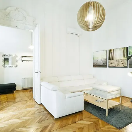 Apartment Heart Of The City, Entire Very Big